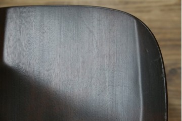 中古　美品　北海道民芸家具　クラシカルな雰囲気を醸し出すダイニングチェア　デザイン違い2脚セット (R-058311)