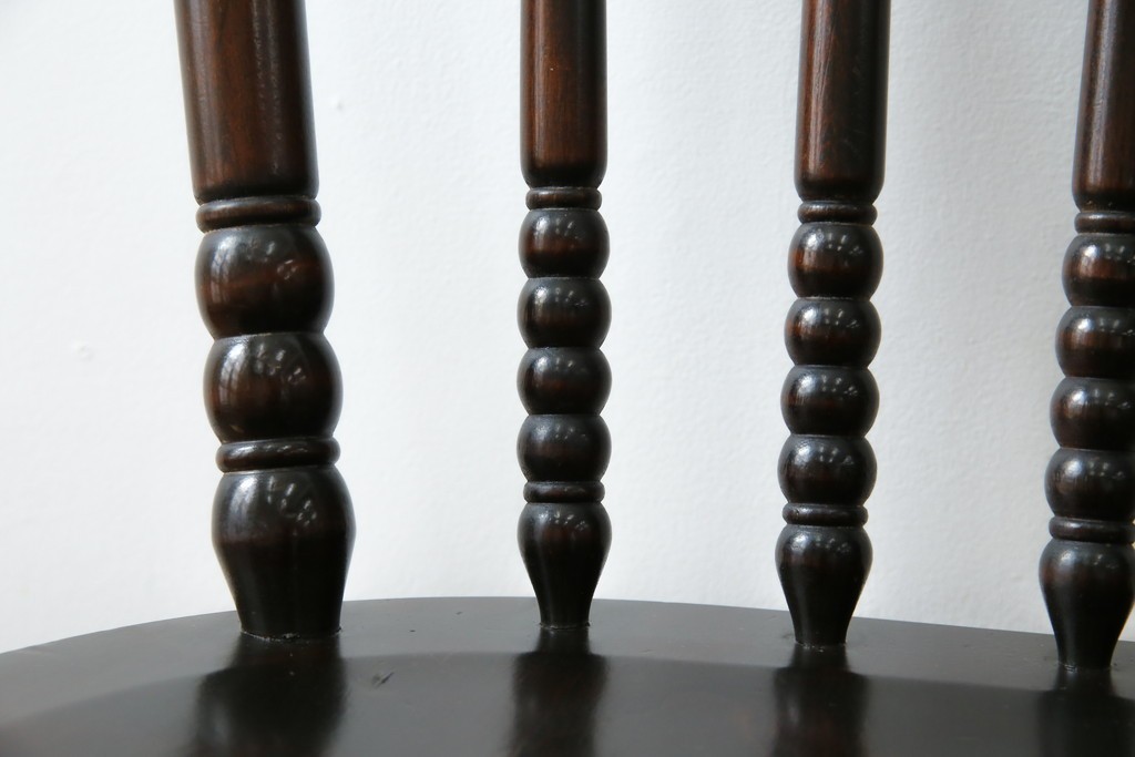 中古　美品　北海道民芸家具　クラシカルな雰囲気を醸し出すダイニングチェア　デザイン違い2脚セット (R-058311)