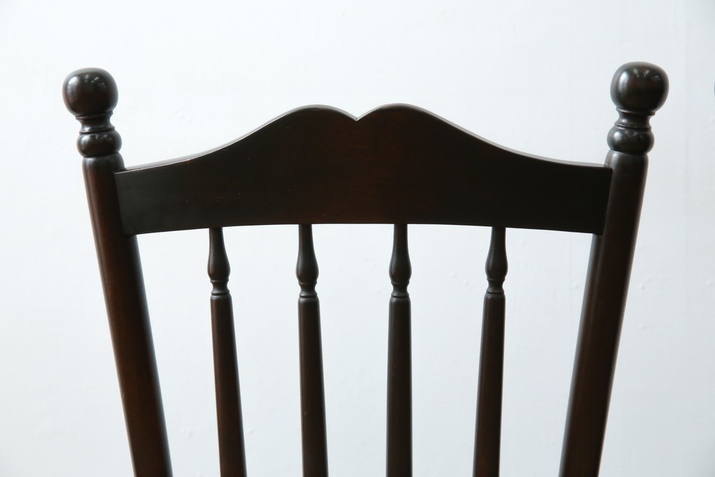 中古　美品　北海道民芸家具　クラシカルな雰囲気を醸し出すダイニングチェア　デザイン違い2脚セット (R-058311)