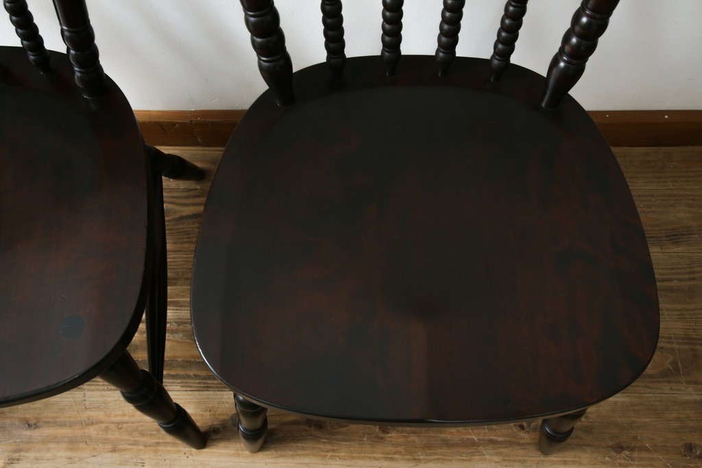 中古　美品　北海道民芸家具　クラシカルな雰囲気を醸し出すダイニングチェア　デザイン違い2脚セット (R-058311)