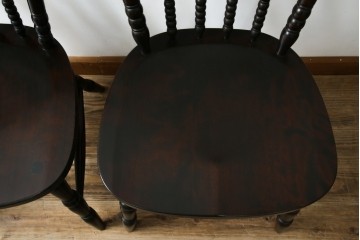 中古　美品　北海道民芸家具　クラシカルな雰囲気を醸し出すダイニングチェア　デザイン違い2脚セット (R-058311)