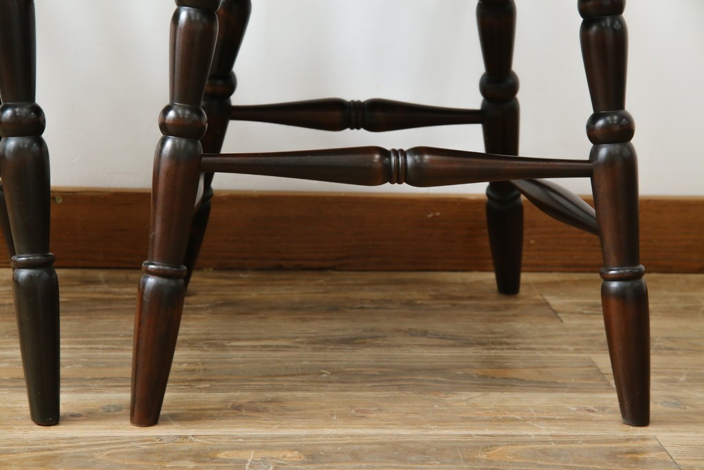 中古　美品　北海道民芸家具　クラシカルな雰囲気を醸し出すダイニングチェア　デザイン違い2脚セット (R-058311)