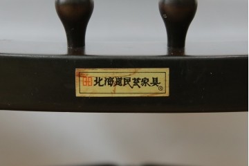 中古　美品　北海道民芸家具　クラシカルな雰囲気を醸し出すダイニングチェア　デザイン違い2脚セット (R-058311)