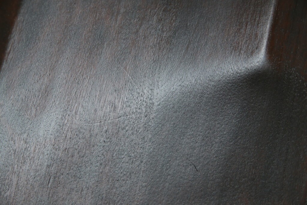 中古　美品　北海道民芸家具　クラシカルな雰囲気を醸し出すダイニングチェア　デザイン違い2脚セット (R-058311)