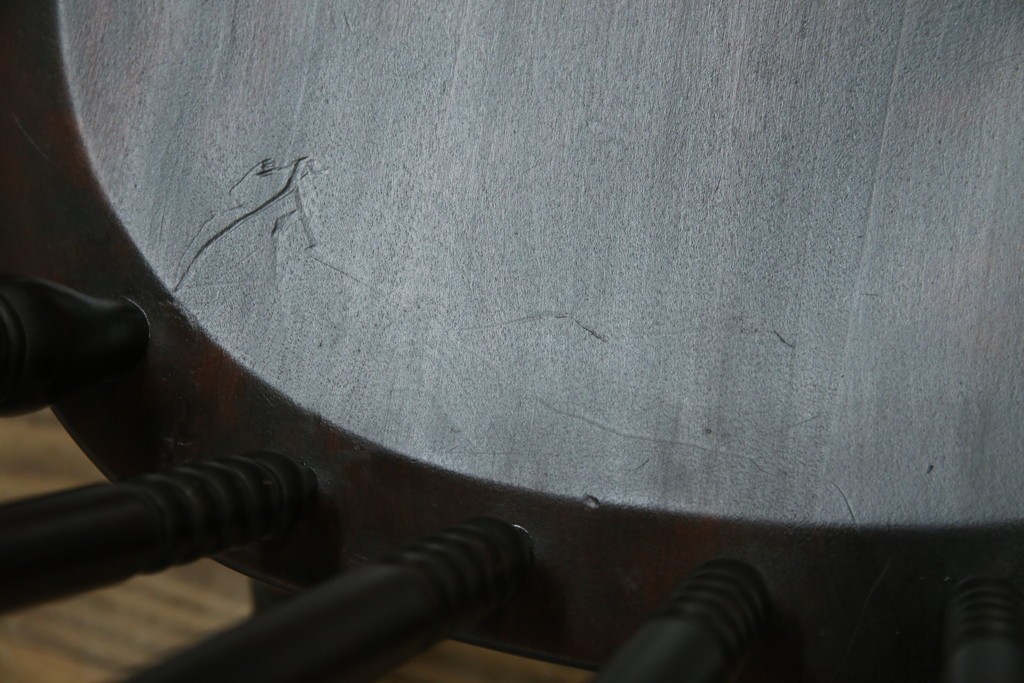 中古　美品　北海道民芸家具　クラシカルな雰囲気を醸し出すダイニングチェア　デザイン違い2脚セット (R-058311)