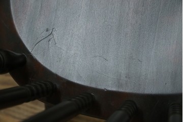 中古　美品　北海道民芸家具　クラシカルな雰囲気を醸し出すダイニングチェア　デザイン違い2脚セット (R-058311)