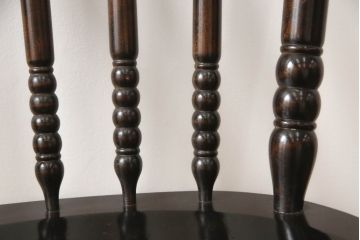 中古　美品　北海道民芸家具　クラシカルな雰囲気を醸し出すダイニングチェア2脚セット(椅子、板座チェア)(R-058316)