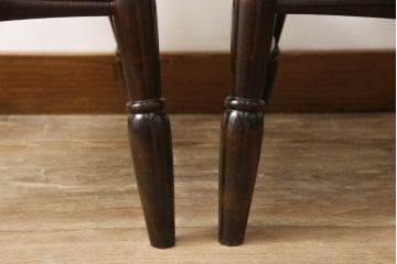 中古　美品　北海道民芸家具　クラシカルな雰囲気を醸し出すダイニングチェア2脚セット(椅子、板座チェア)(R-058316)