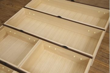 中古　国産　ケヤキ材　青木産業　趣のある和の空間を演出する衣装箪笥(サイドチェスト、引き出し、和タンス、収納箪笥)(R-058317)