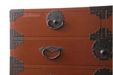 中古　美品　桐材　落ち着いた色合いの朱塗りが魅力的な米沢箪笥(衣装箪笥、チェスト、民芸箪笥、和たんす、引き出し)(R-058320)