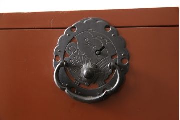 中古　美品　桐材　落ち着いた色合いの朱塗りが魅力的な米沢箪笥(衣装箪笥、チェスト、民芸箪笥、和たんす、引き出し)(R-058320)