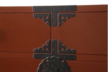 中古　美品　桐材　落ち着いた色合いの朱塗りが魅力的な米沢箪笥(衣装箪笥、チェスト、民芸箪笥、和たんす、引き出し)(R-058320)