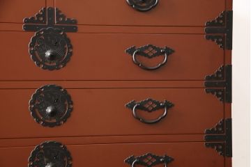 中古　美品　桐材　落ち着いた色合いの朱塗りが魅力的な米沢箪笥(衣装箪笥、チェスト、民芸箪笥、和たんす、引き出し)(R-058320)