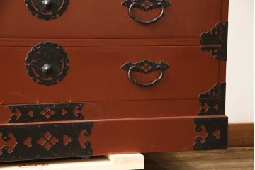 中古　美品　桐材　落ち着いた色合いの朱塗りが魅力的な米沢箪笥(衣装箪笥、チェスト、民芸箪笥、和たんす、引き出し)(R-058320)