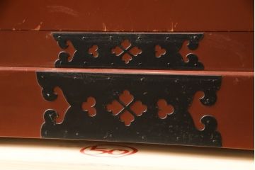 中古　美品　桐材　落ち着いた色合いの朱塗りが魅力的な米沢箪笥(衣装箪笥、チェスト、民芸箪笥、和たんす、引き出し)(R-058320)