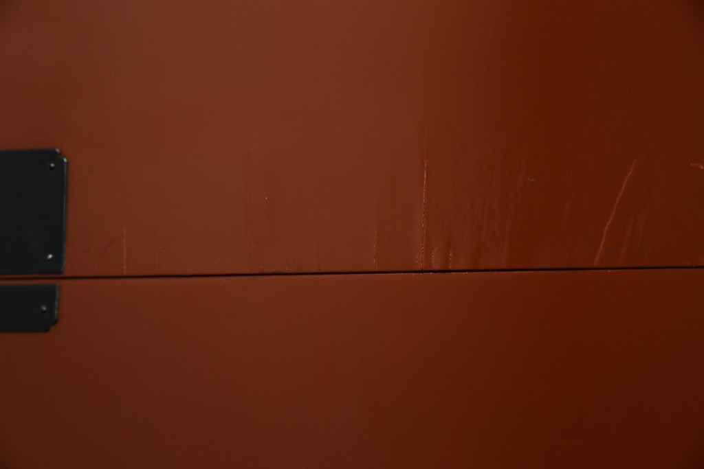 中古　桐材　落ち着いた色合いの朱塗りが魅力的な米沢箪笥　(R-058320)