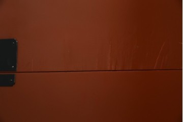 中古　桐材　落ち着いた色合いの朱塗りが魅力的な米沢箪笥　(R-058320)