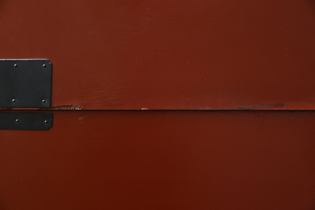 中古　桐材　落ち着いた色合いの朱塗りが魅力的な米沢箪笥　(R-058320)