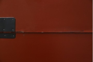 中古　桐材　落ち着いた色合いの朱塗りが魅力的な米沢箪笥　(R-058320)