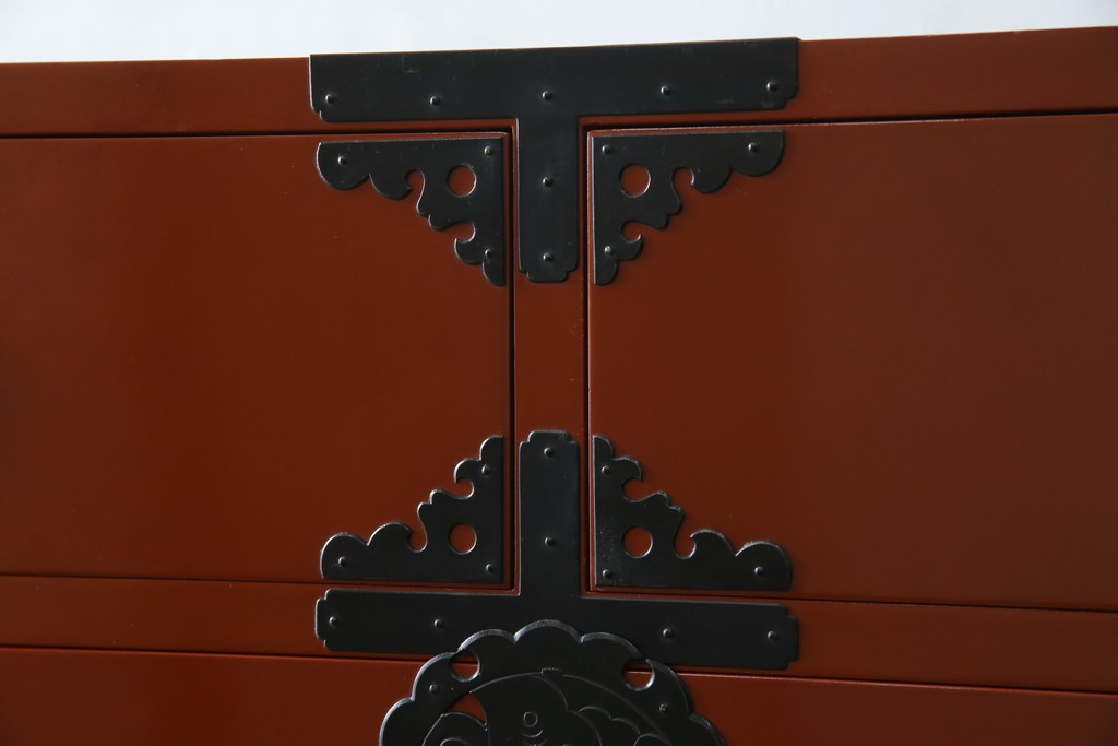 中古　桐材　落ち着いた色合いの朱塗りが魅力的な米沢箪笥　(R-058320)