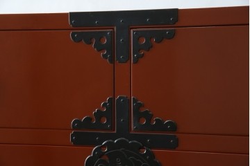 中古　桐材　落ち着いた色合いの朱塗りが魅力的な米沢箪笥　(R-058320)