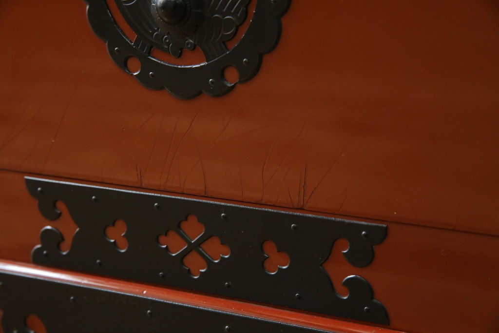 中古　桐材　落ち着いた色合いの朱塗りが魅力的な米沢箪笥　(R-058320)