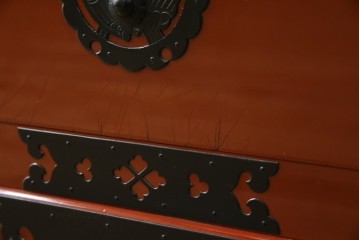 中古　桐材　落ち着いた色合いの朱塗りが魅力的な米沢箪笥　(R-058320)