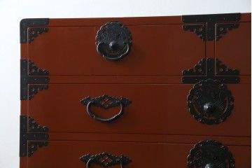 中古　桐材　落ち着いた色合いの朱塗りが魅力的な米沢箪笥　(R-058320)