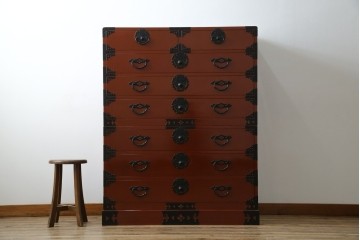 中古　桐材　落ち着いた色合いの朱塗りが魅力的な米沢箪笥　(R-058320)