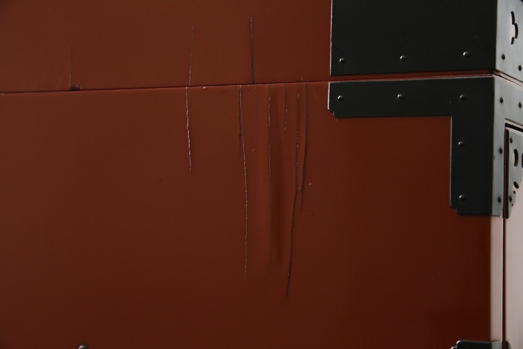 中古　桐材　落ち着いた色合いの朱塗りが魅力的な米沢箪笥　(R-058320)