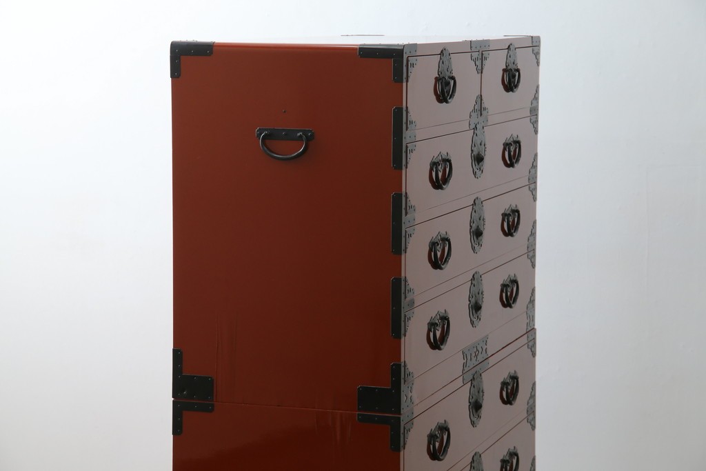 中古　桐材　落ち着いた色合いの朱塗りが魅力的な米沢箪笥　(R-058320)