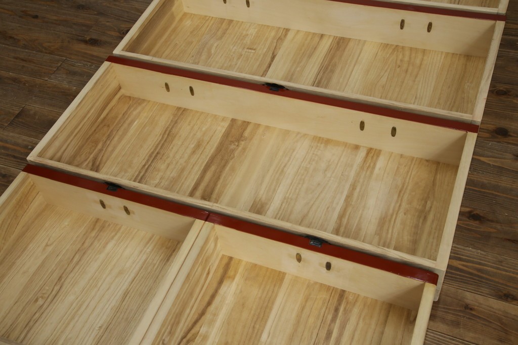 中古　桐材　落ち着いた色合いの朱塗りが魅力的な米沢箪笥　(R-058320)