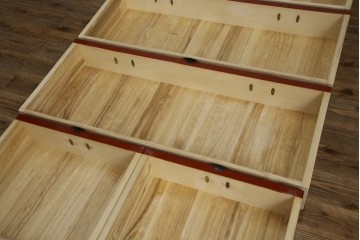 中古　桐材　落ち着いた色合いの朱塗りが魅力的な米沢箪笥　(R-058320)