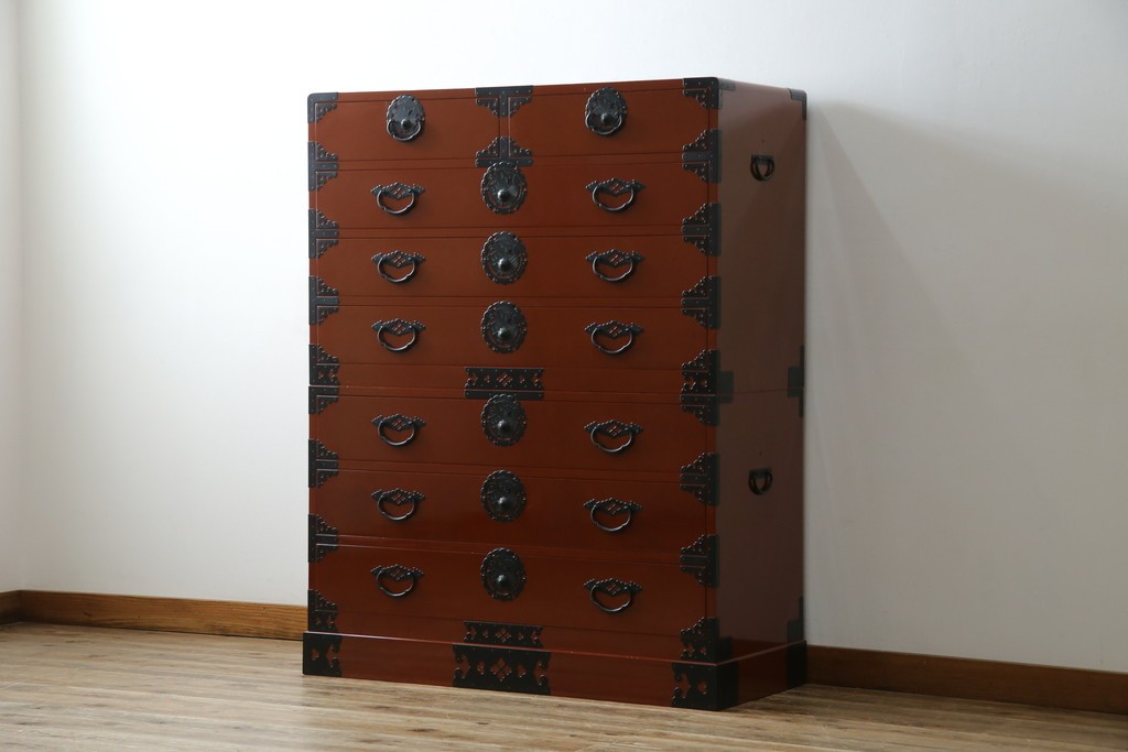 中古　桐材　落ち着いた色合いの朱塗りが魅力的な米沢箪笥　(R-058320)