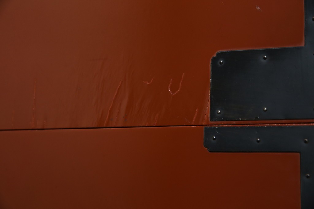 中古　桐材　落ち着いた色合いの朱塗りが魅力的な米沢箪笥　(R-058320)