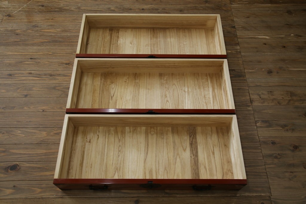 中古　桐材　落ち着いた色合いの朱塗りが魅力的な米沢箪笥　(R-058320)