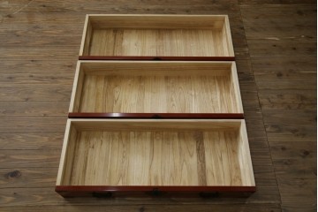 中古　桐材　落ち着いた色合いの朱塗りが魅力的な米沢箪笥　(R-058320)