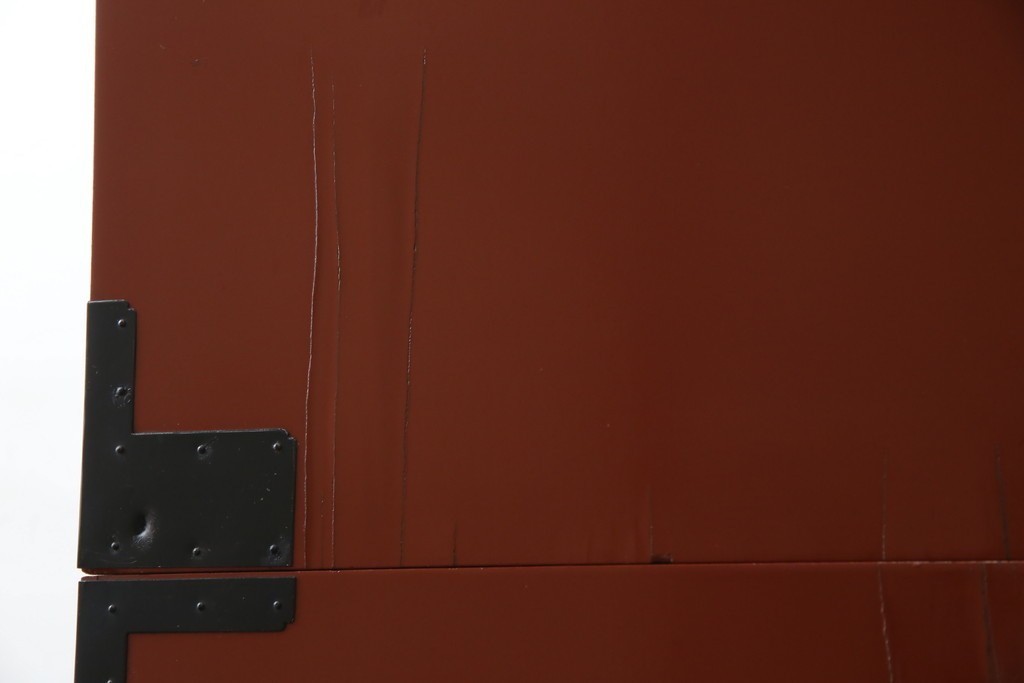 中古　桐材　落ち着いた色合いの朱塗りが魅力的な米沢箪笥　(R-058320)