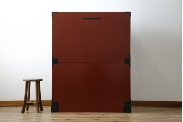 中古　桐材　落ち着いた色合いの朱塗りが魅力的な米沢箪笥　(R-058320)