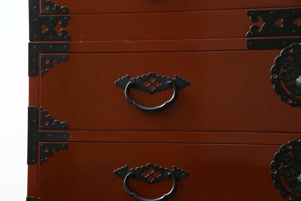 中古　桐材　落ち着いた色合いの朱塗りが魅力的な米沢箪笥　(R-058320)