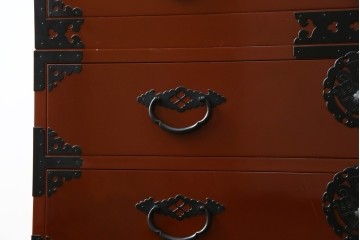 中古　桐材　落ち着いた色合いの朱塗りが魅力的な米沢箪笥　(R-058320)