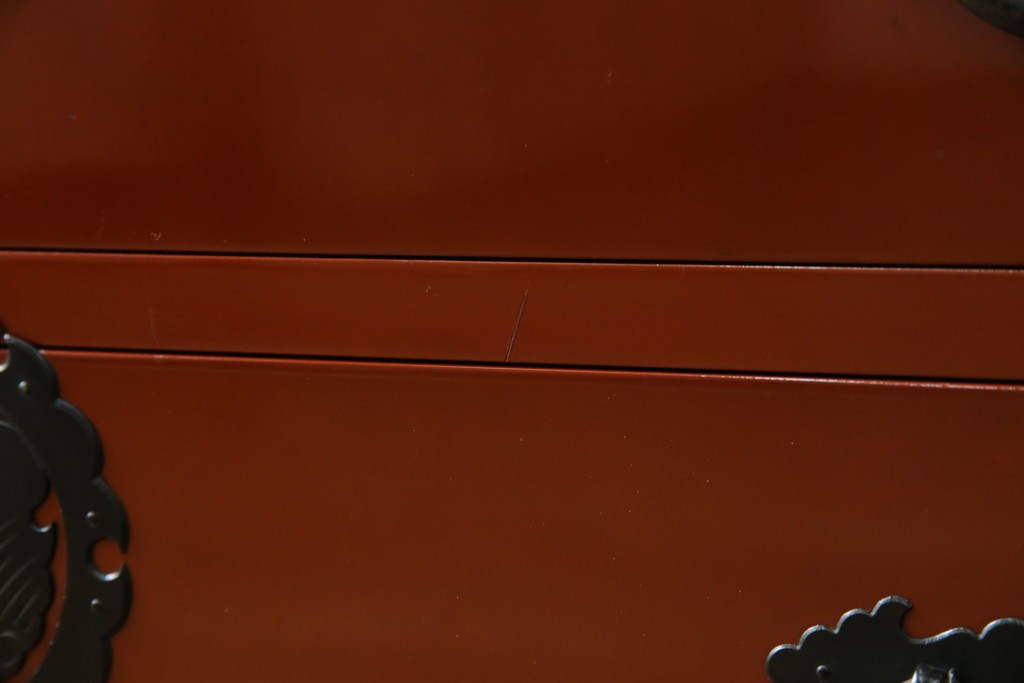 中古　桐材　落ち着いた色合いの朱塗りが魅力的な米沢箪笥　(R-058320)