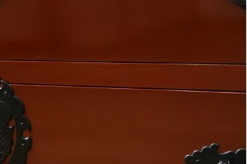 中古　桐材　落ち着いた色合いの朱塗りが魅力的な米沢箪笥　(R-058320)