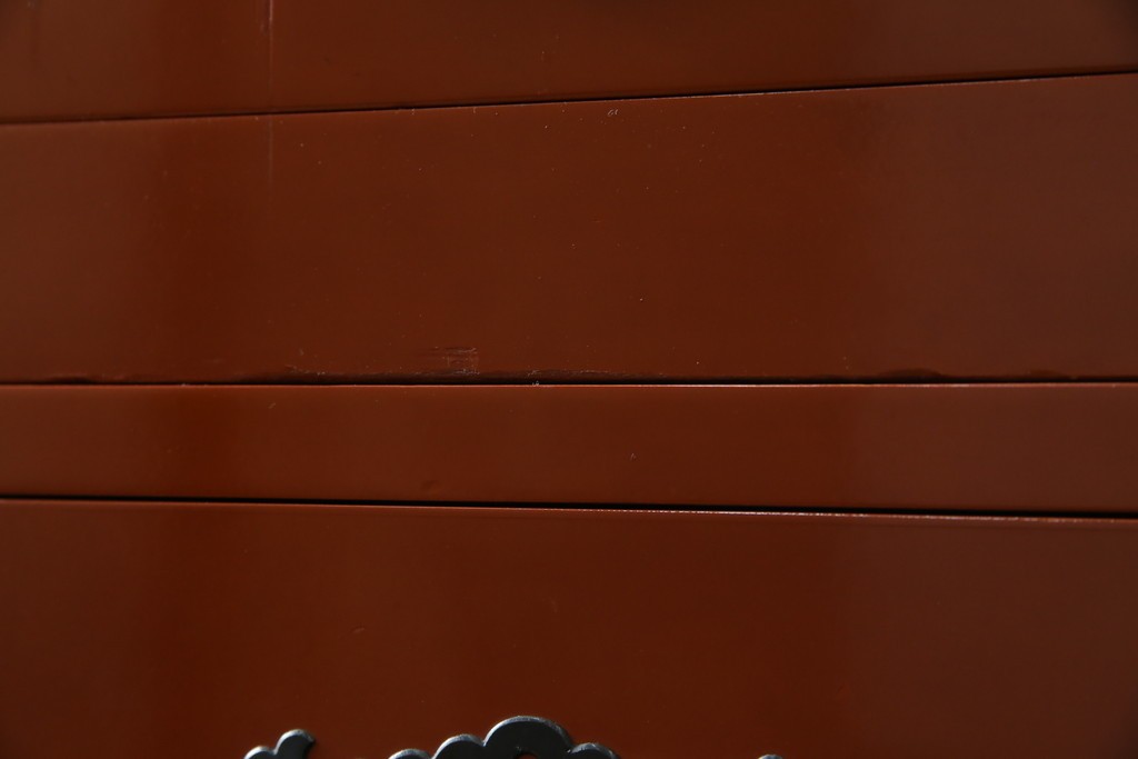 中古　桐材　落ち着いた色合いの朱塗りが魅力的な米沢箪笥　(R-058320)