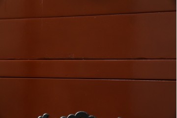 中古　桐材　落ち着いた色合いの朱塗りが魅力的な米沢箪笥　(R-058320)