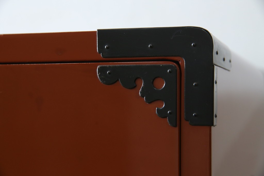 中古　桐材　落ち着いた色合いの朱塗りが魅力的な米沢箪笥　(R-058320)