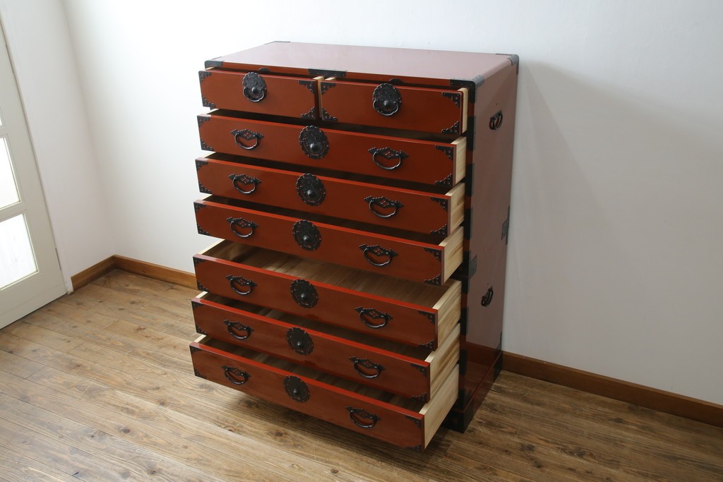 中古　桐材　落ち着いた色合いの朱塗りが魅力的な米沢箪笥　(R-058320)