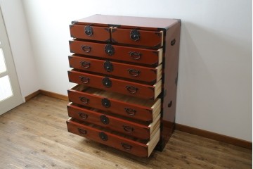 中古　桐材　落ち着いた色合いの朱塗りが魅力的な米沢箪笥　(R-058320)