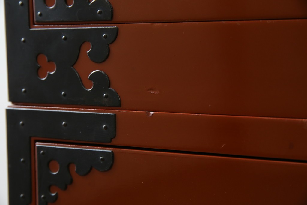 中古　桐材　落ち着いた色合いの朱塗りが魅力的な米沢箪笥　(R-058320)