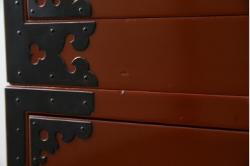 中古　桐材　落ち着いた色合いの朱塗りが魅力的な米沢箪笥　(R-058320)